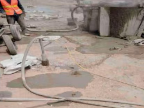 罗定水泥混凝土路面板底注浆技术 路面脱空注浆整治方案