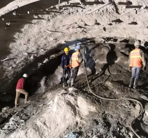 罗定隧道拱顶带模注浆料，微膨胀注浆料的特点及施工工艺